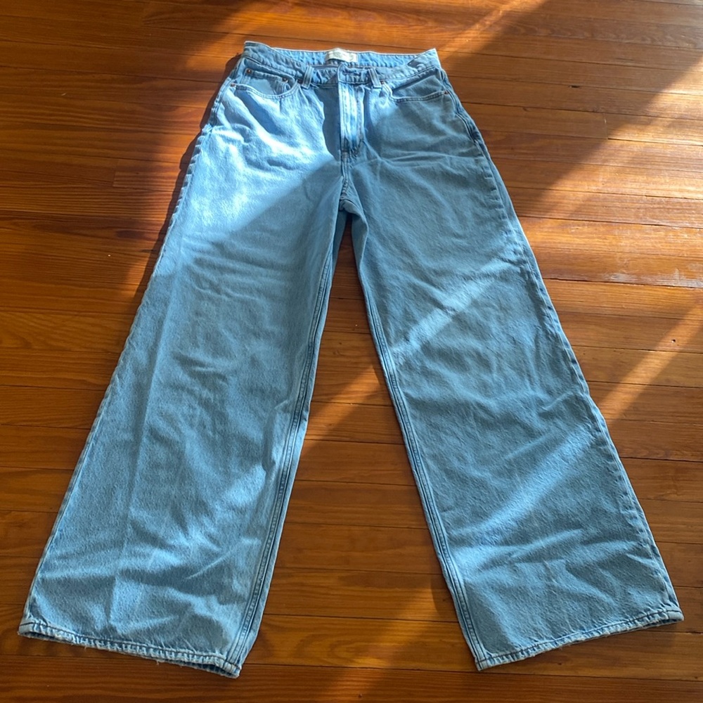 Abercrombie wide leg high-rise jeans. Size 4.